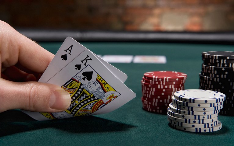 Khái niệm về game bài poker trực tuyến